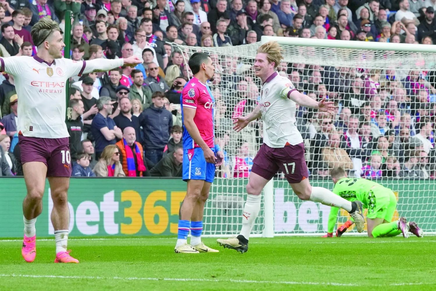 دي بروين وفرحة الهدف الرابع ضمن ثائيته في شباك كريستال بالاس (أ.ب)