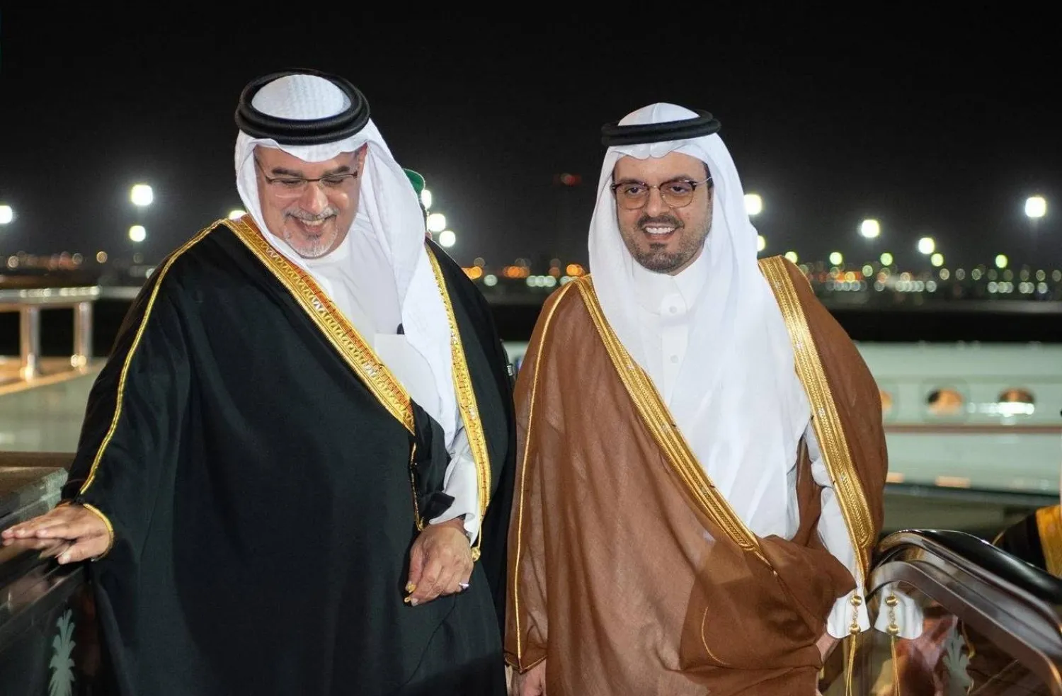 الأمير سلمان بن حمد لدى وصوله جدة وفي مقدمة مستقبليه الأمير سعود بن مشعل (واس)