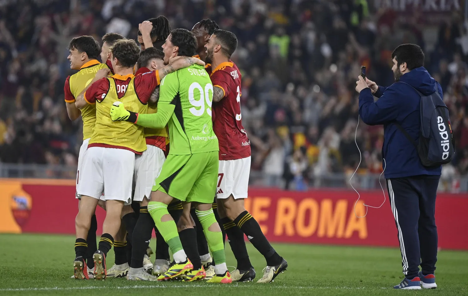 لاعبو روما يحتفلون بفوزهم على لاتسيو (إ.ب.أ)