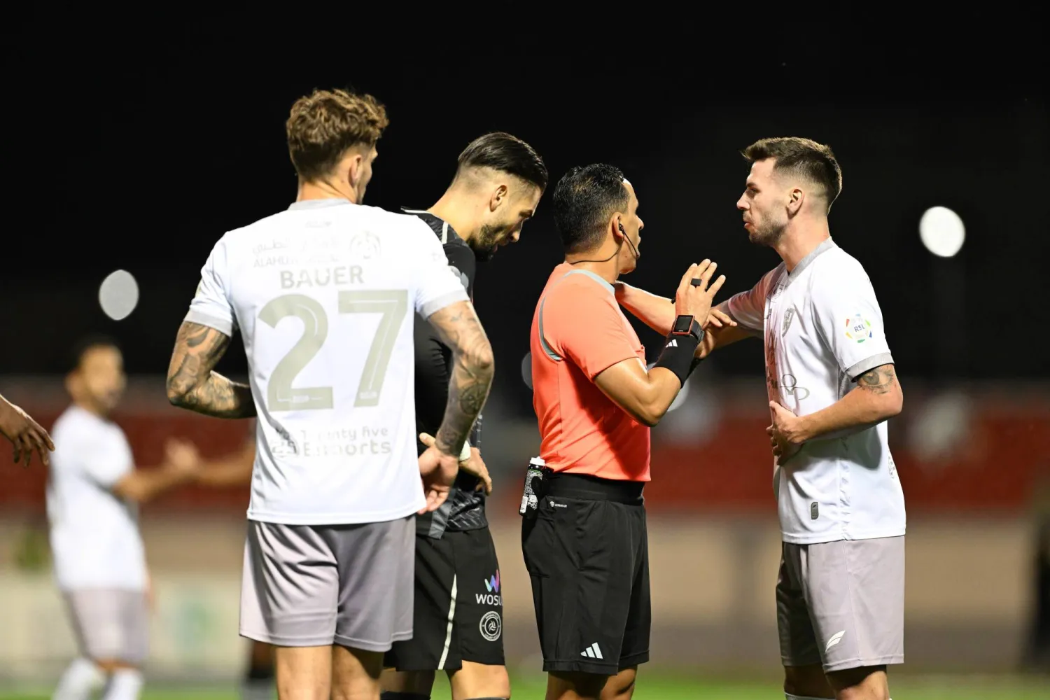 من مواجهة الطائي ونظيره الشباب التي انتهت بالتعادل السلبي (تصوير: عبدالرحمن السالم) 