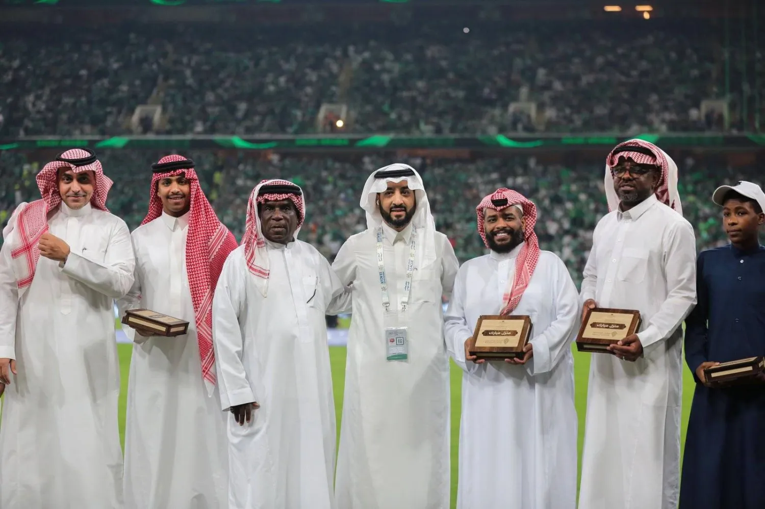 لاعبون سابقون خلال تسلمهم وحداتهم السكنية قبل مباراة الأهلي والوحدة ويبدو رئيس النادي الأهلي خالد العيسى (النادي الأهلي)