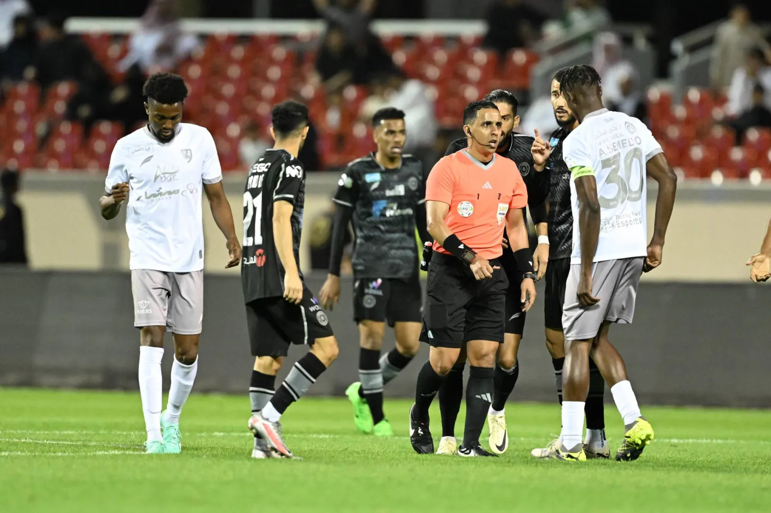 سلطان الحربي حكم مباراة الطائي والشباب في نقاش مع اللاعبين (تصوير: عبد الرحمن السالم) 