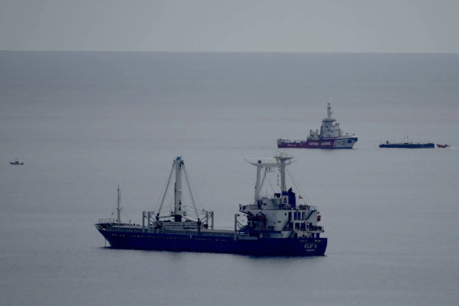 السفينة «أوبن آرمز» تستعد لدخول ميناء لارناكا في قبرص بعد إفراغ حمولتها من المساعدات الإنسانية في غزة (أ.ب)