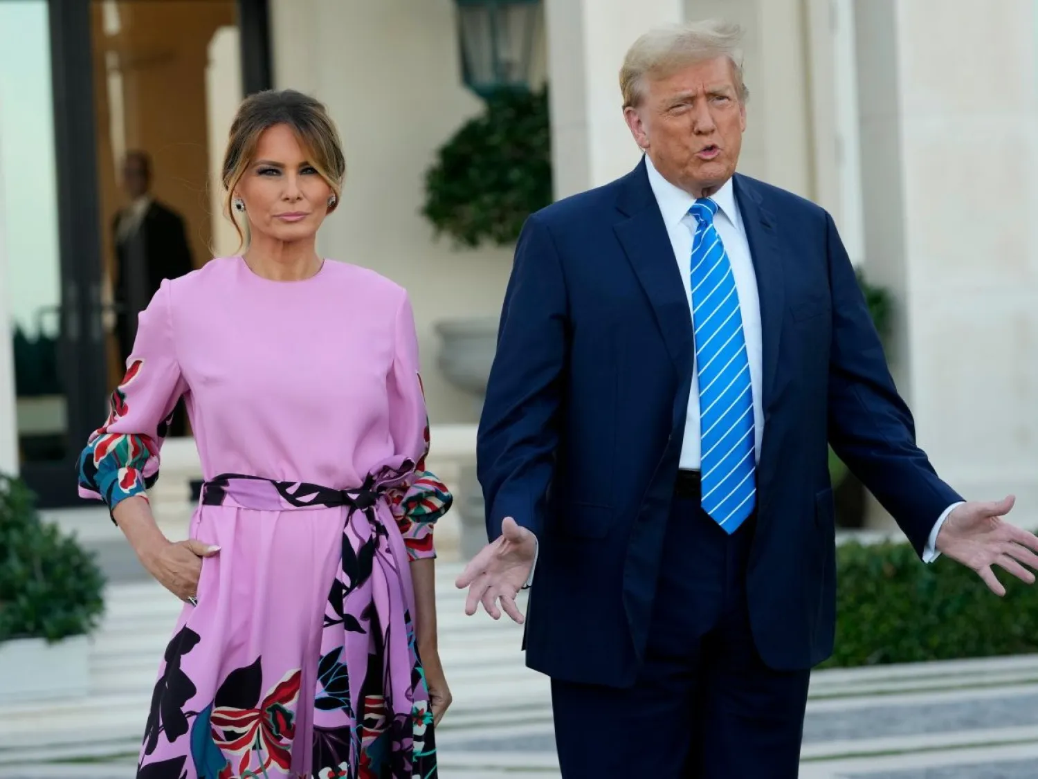 المرشح الجمهوري لانتخابات الرئاسة الأميركية دونالد ترمب بجانبه زوجته ميلانيا في بالم بيتش بفلوريدا (أ.ب)