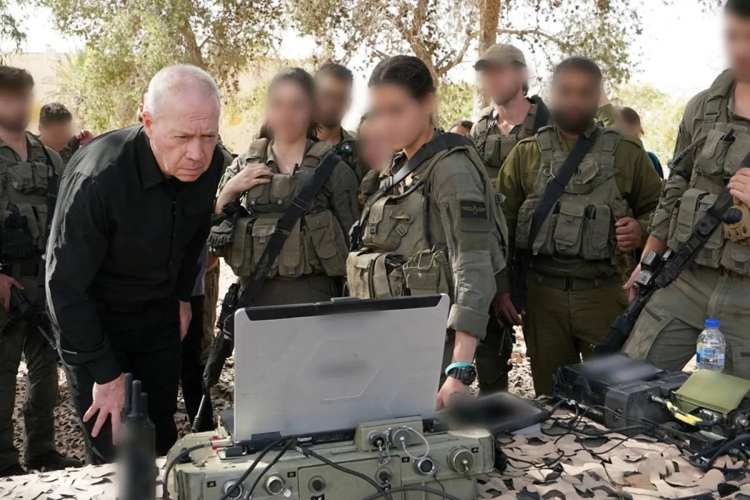 وزير الدفاع الإسرائيلي يوآف غالانت خلال زيارته للجنود الإسرائيليين في غزة (حسابه على منصة إكس)