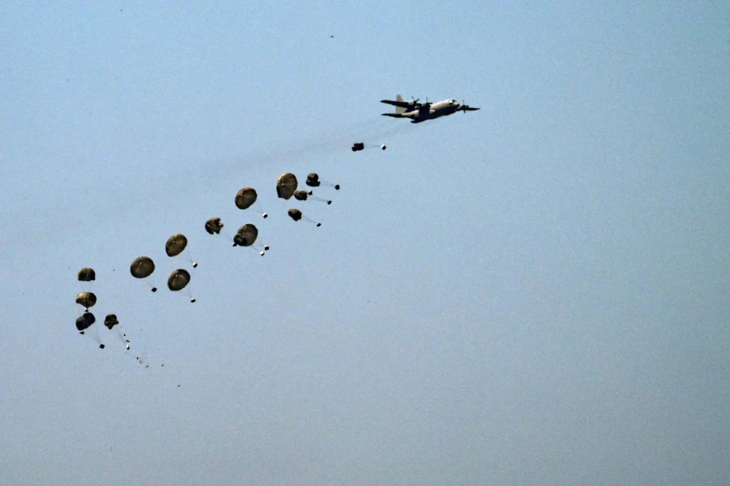 طائرة عسكرية تلقي بمساعدات إنسانية فوق قطاع غزة (أ.ف.ب)