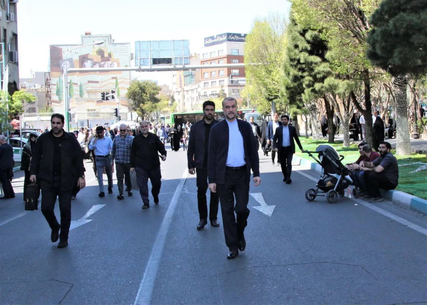 عبداللهیان یسیر خلال جنازة قادة «الحرس الثوري» في مسيرة «يوم القدس» الجمعة الماضي (الخارجية الإيرانية)