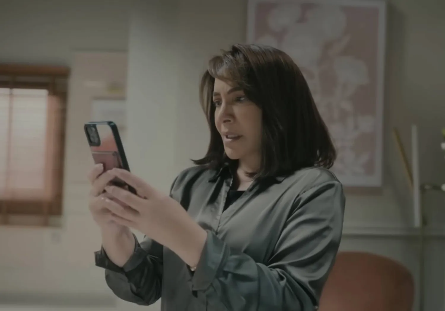 تكتشف هيلة (هدى حسين) الزيجات المتعددة لزوجها في المسلسل (الشرق الأوسط)