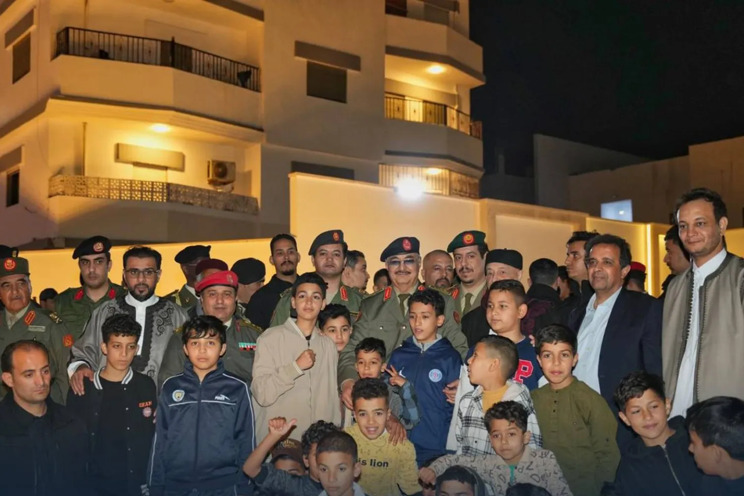 حفتر وصالح وحماد في صورة مع أطفال بمدينة درنة (مكتب رئيس مجلس النواب)