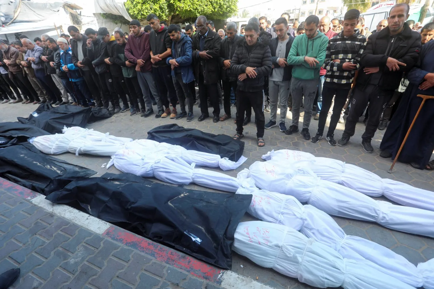 الصلاة على عدد من ضحايا القصف الإسرائيلي على غزة (أرشيفية - رويترز)