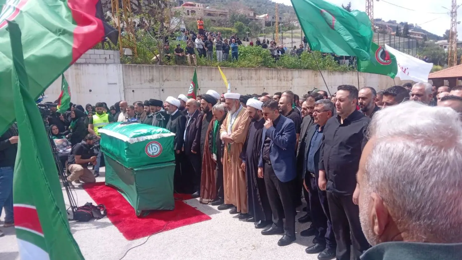 مناصرون لـ«حركة أمل» يشيعون في بلدة كفركلا بجنوب لبنان مقاتلاً قضى باستهداف إسرائيلي لمنزل في مرجعيون (إعلام أمل)