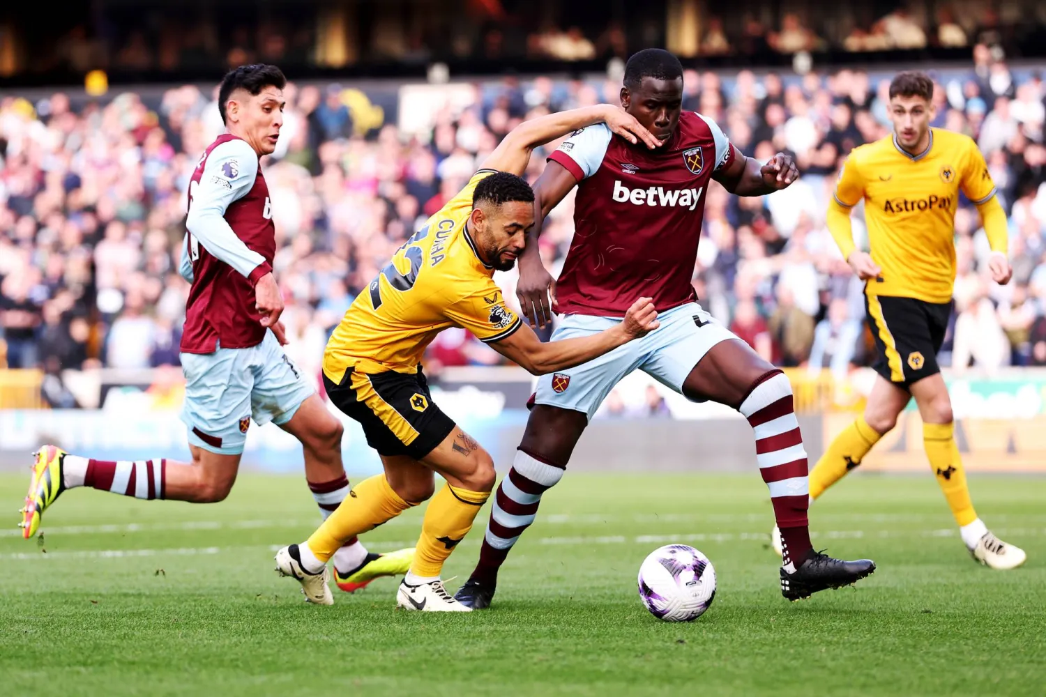 مواجهة ولفرهامبتون ووست هام شهدت جدلاً تحكيمياً (غيتي)