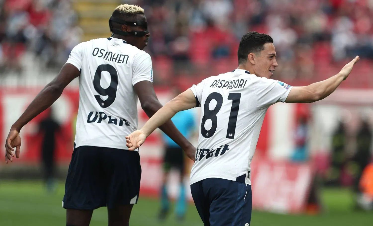 راسبادوري وأوسيمين يحتفلان بأحد أهداف نابولي في مرمى مونزا (غيتي)