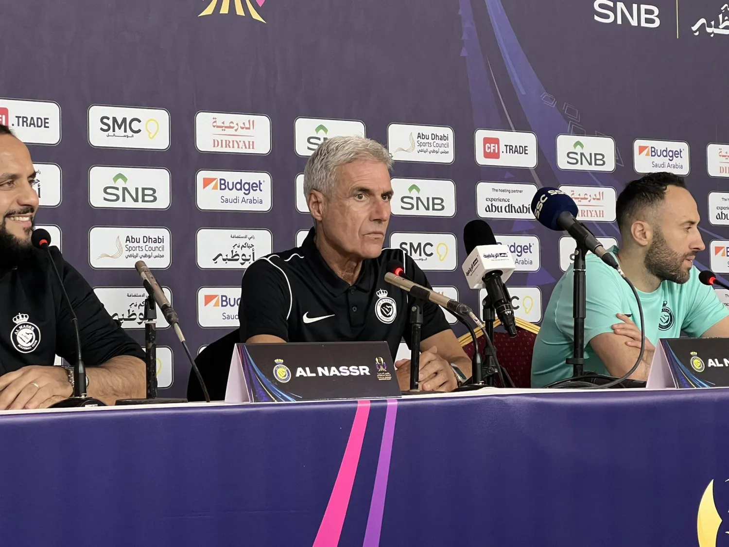 كاسترو مدرب النصر في المؤتمر الصحافي وإلى جواره أوسبينا (الشرق الأوسط)