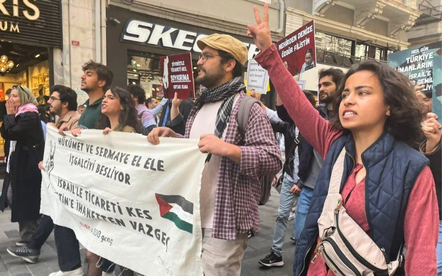 حركة «ألف شاب من أجل فلسطين» خلال مسيرة في إسطنبول ولافتة تطالب بوقف التجارة مع إسرائيل (منصة إكس)
