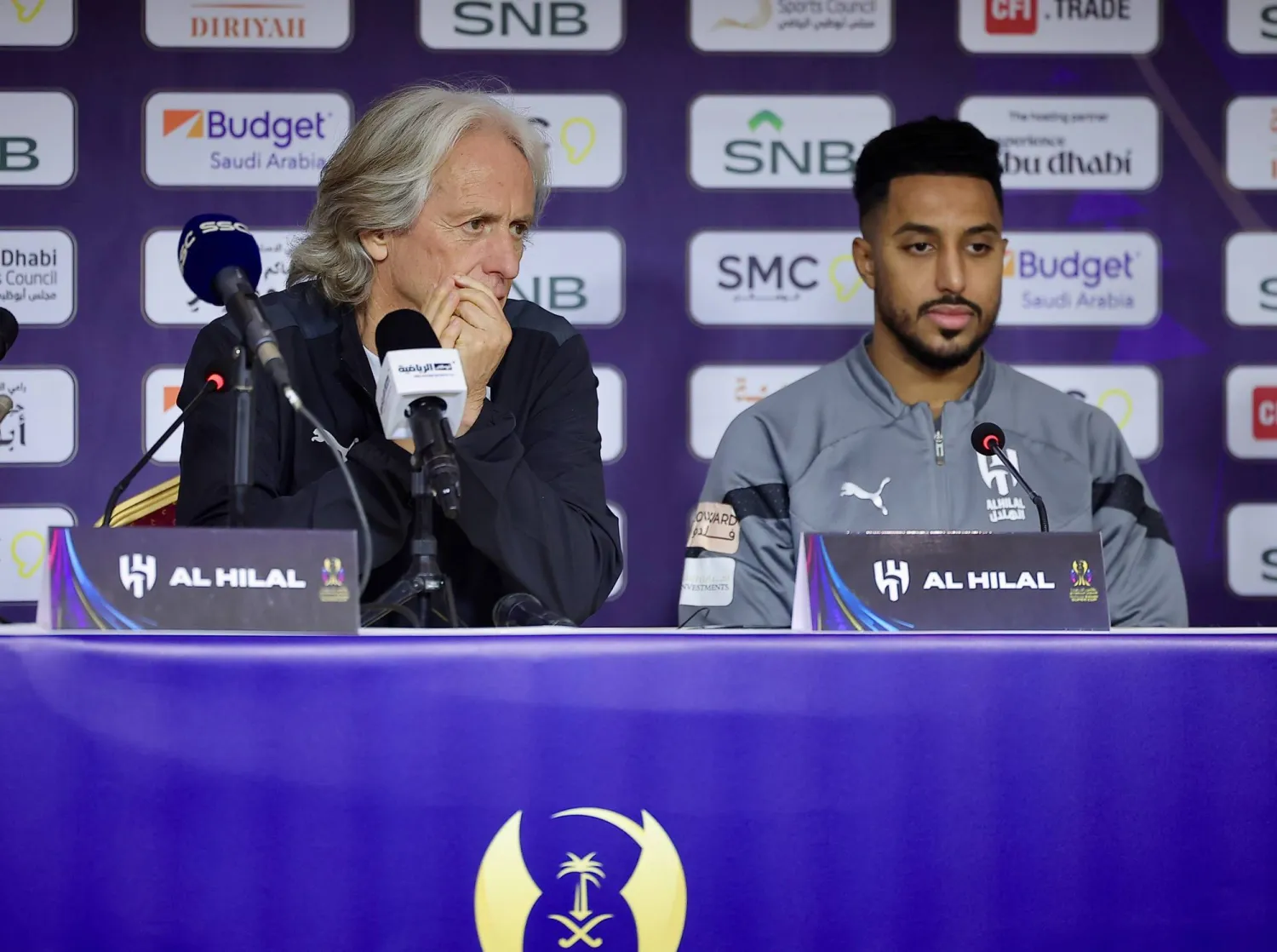 خيسوس مدرب الهلال واللاعب سالم الدوسري في المؤتمر الصحافي (تصوير: عبد العزيز النومان)