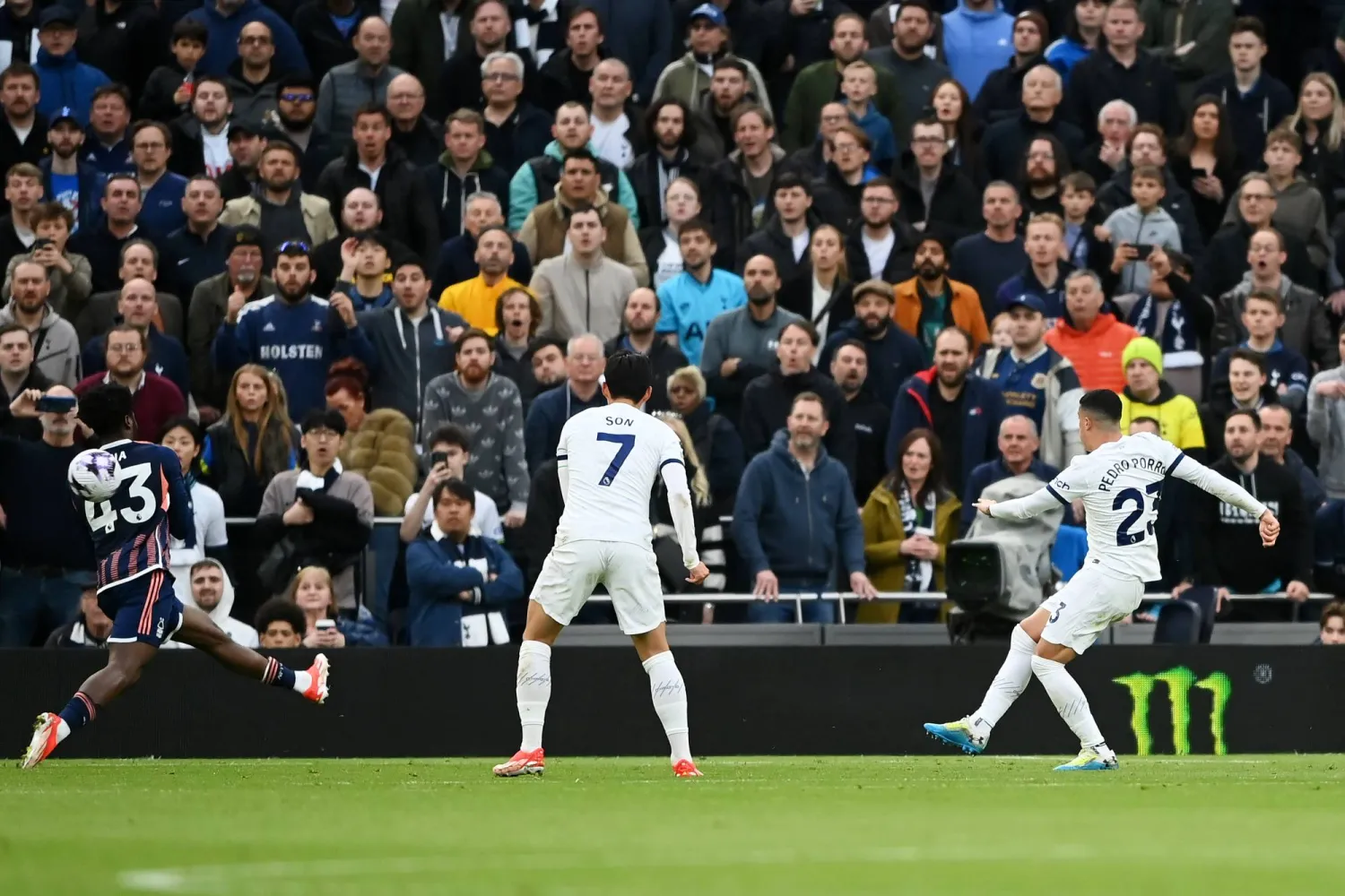 بيدرو بورو يسجل الهدف الثالث لتوتنهام في مرمى نوتنغهام فورست (غيتي)