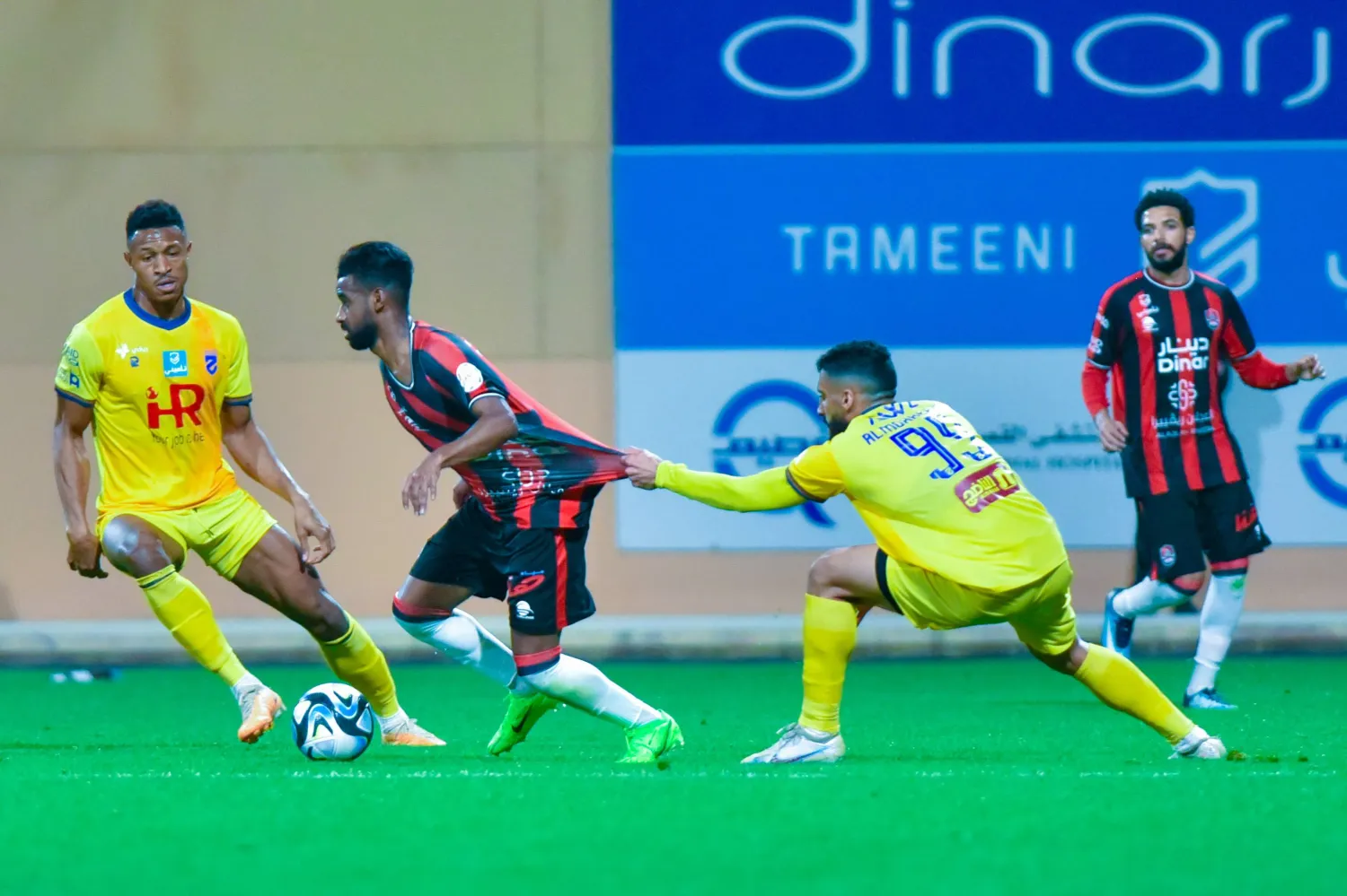 الرائد حقق فوزاً ثميناً على الحزم (تصوير: صالح الغنام)