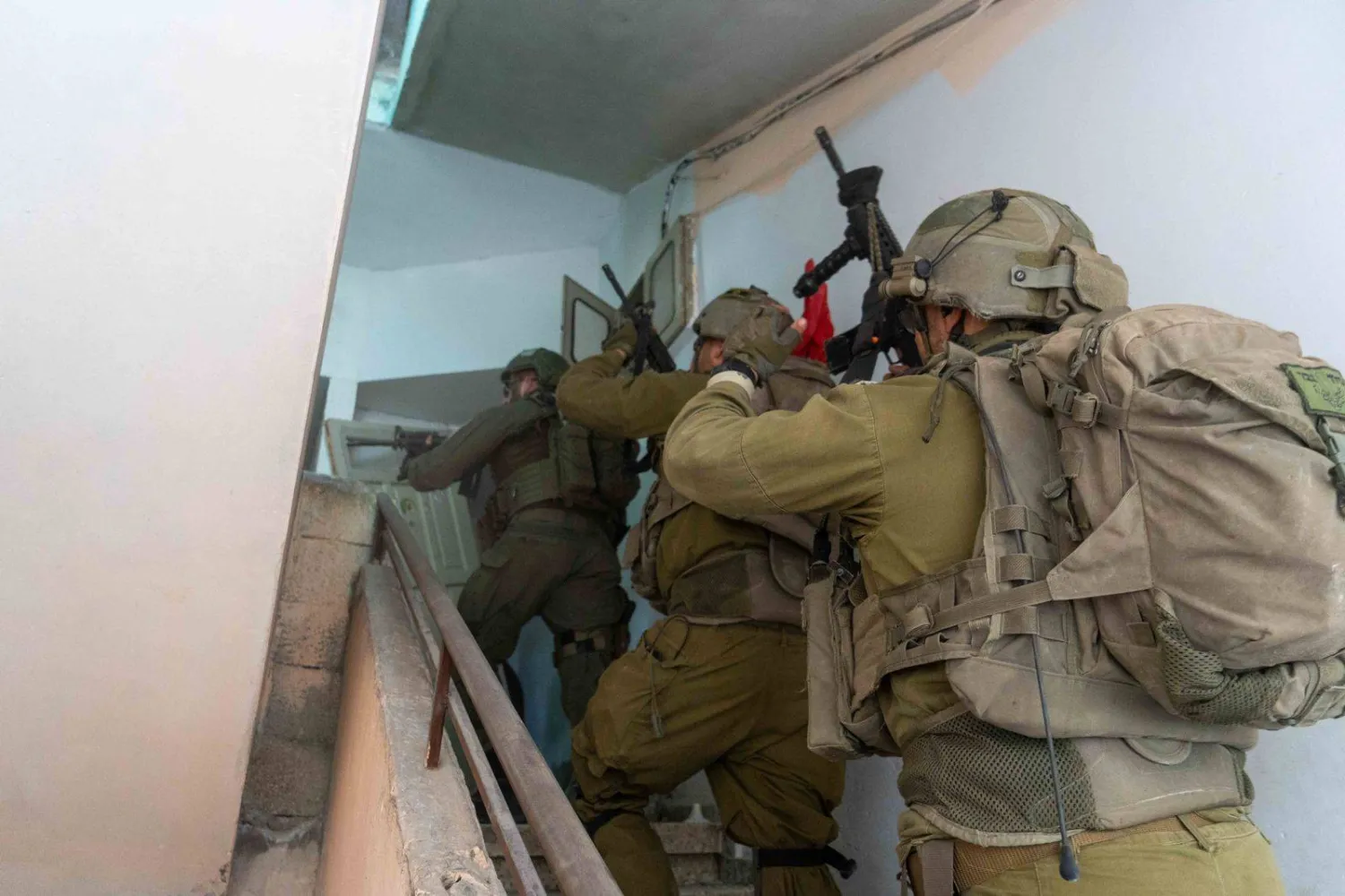 جنود إسرائيليون يقتحمون أحد المنازل في قطاع غزة (موقع الجيش الإسرائيلي)