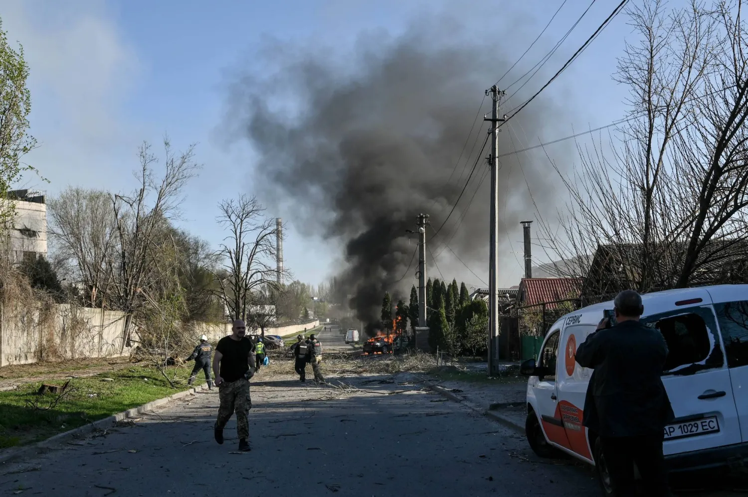 تصاعد الدخان جراء الهجوم الروسي على مدينة زابوريجيا في جنوب أوكرانيا (د.ب.أ)