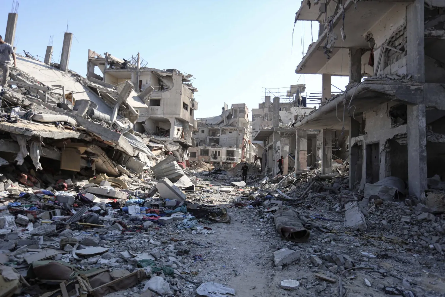 جانب من الدمار جرّاء الغارات الإسرائيلية على خان يونس (أ.ف.ب)