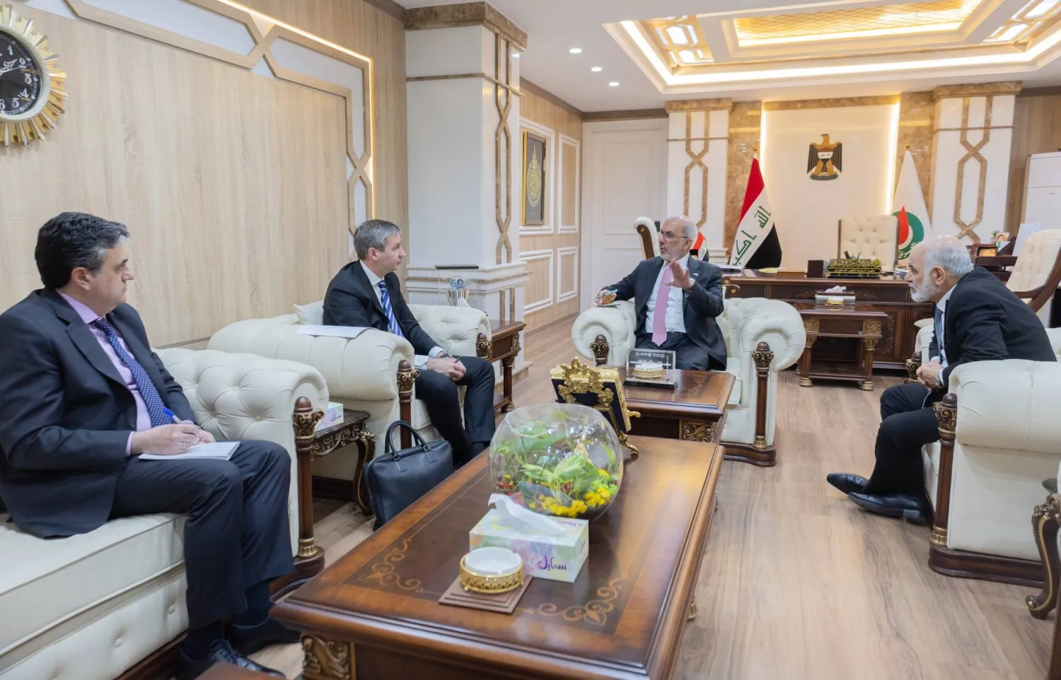 وكيل وزارة النفط مستقبلاً يوم الأحد وفداً من شركة «لوك أويل» الروسية (من الموقع الرسمي على «فيسبوك»)