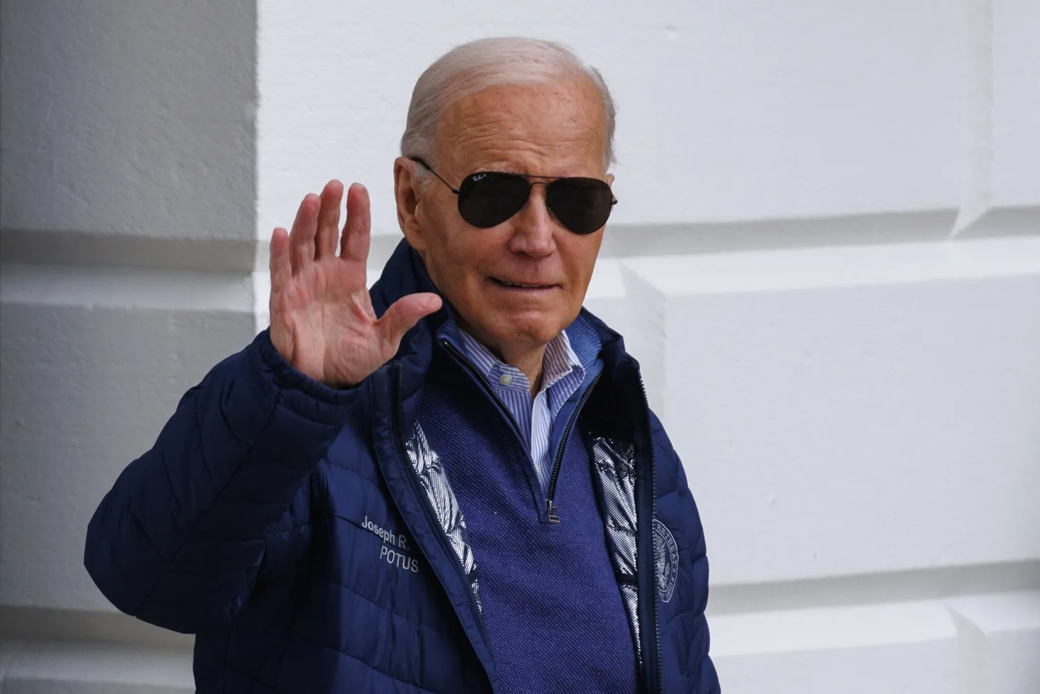 كانت إجابة الرئيس الأميركي عن أسئلة الصحافيين يوم الجمعة حول خياراته لفرض عقوبات على إسرائيل «لقد طلبت منهم أن يفعلوا ما يفعلونه» وجاءت إجابته قبل سفره إلى بالتيمور (د.ب.أ)