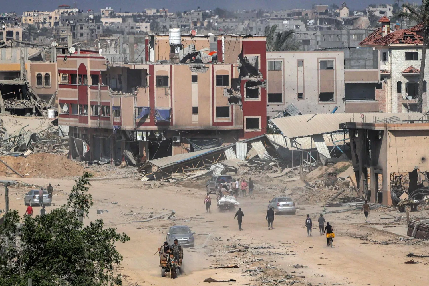 لا يزال هناك عدد من الضحايا تحت الركام في غزة لا تستطيع طواقم الإسعاف الوصول إليهم (أ.ف.ب)