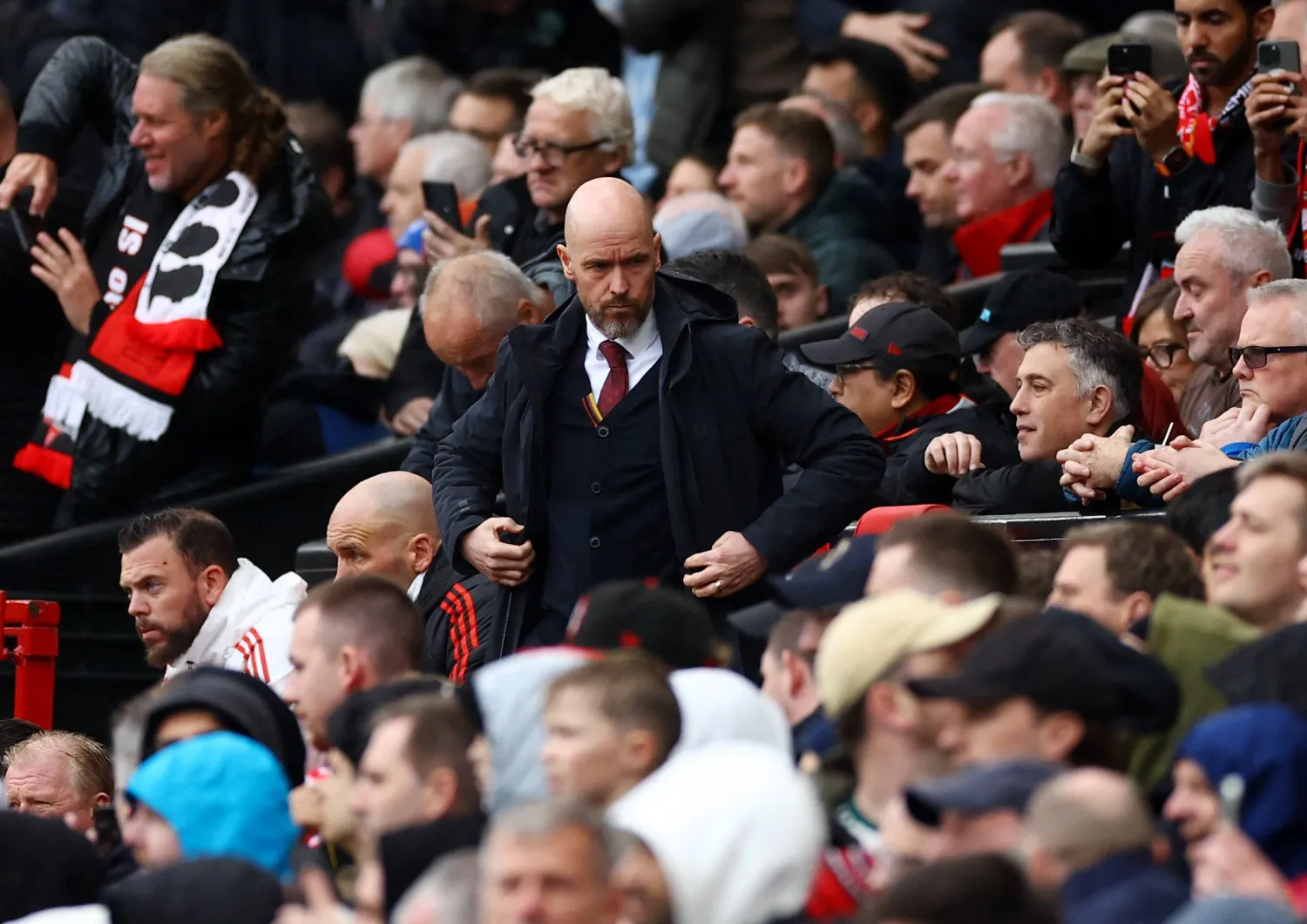 تن هاغ خلال مباراة مانشستر يونايتد وليفربول (رويترز)