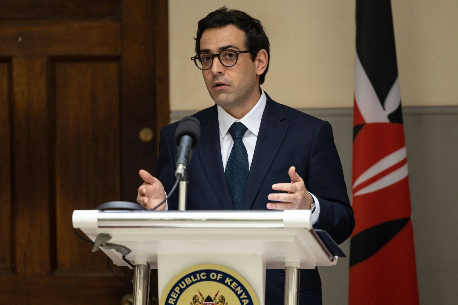 وزير الخارجية الفرنسي ستيفان سيجورنيه خلال مؤتمر صحافي في نيروبي، كينيا، 6 أبريل 2024 (أ.ف.ب)