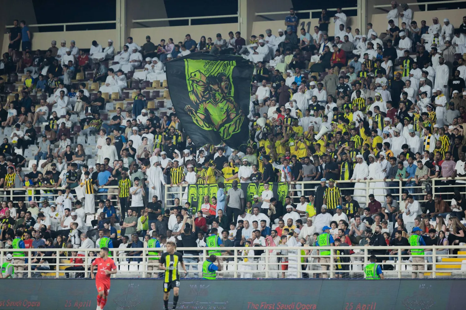 جماهير اتحادية حضرت لمساندة فريقها في أبوظبي (الشرق الأوسط)