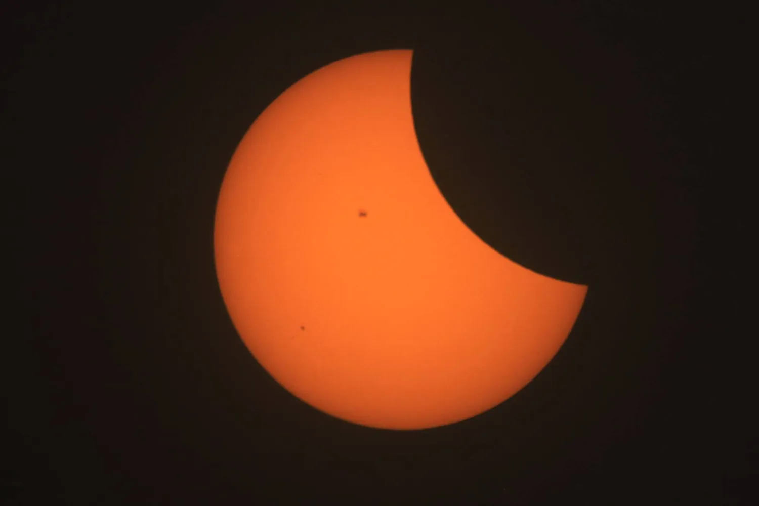 يمر القمر أمام الشمس خلال الكسوف الكلي في مكسيكو سيتي (د.ب.أ)