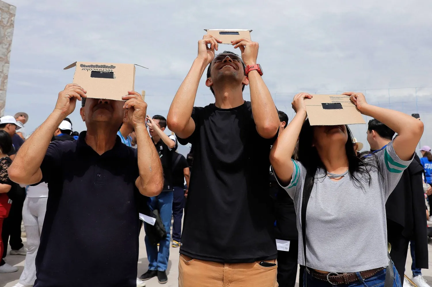 ينصح الخبراء باستخدام النظارات الواقية لمنع الضرر عن العيون عند النظر إلى الشمس (أ.ف.ب)