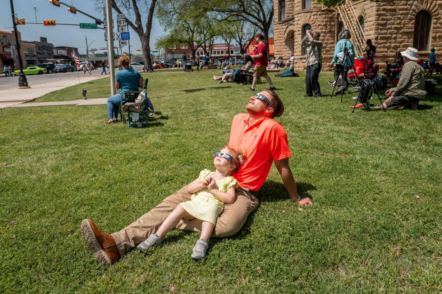 أب وطفلته يرتديان نظارتين واقيتين في تكساس (أ.ف.ب)