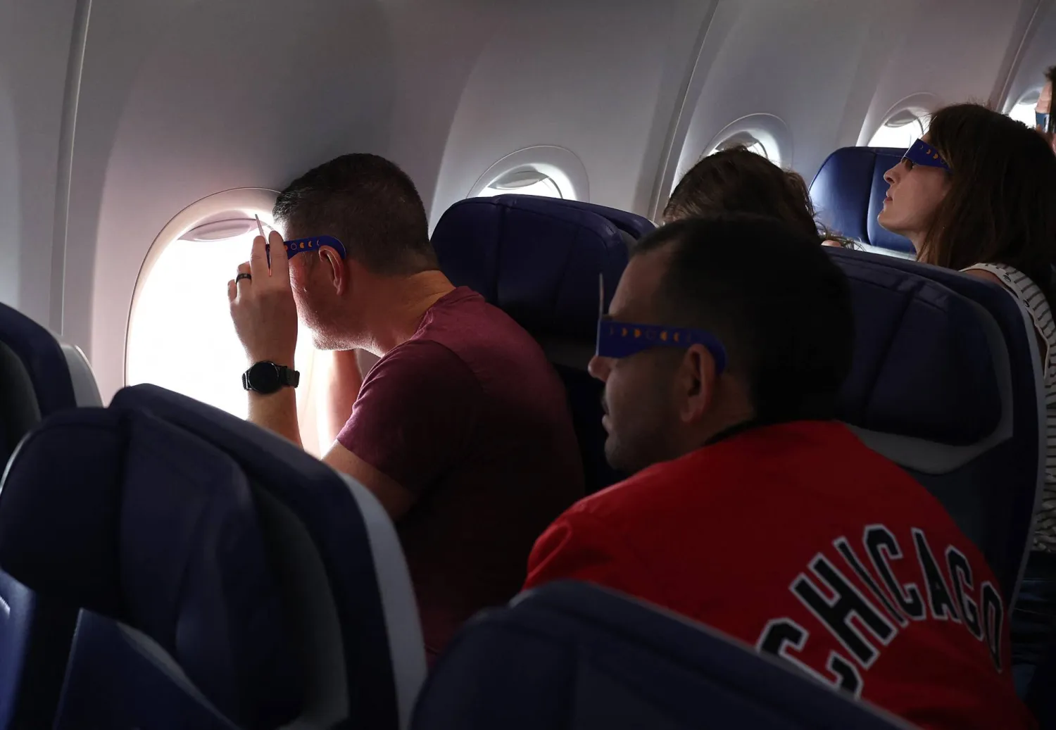 مسافرون يشاهدون الكسوف من نافذة الطائرة فوق تكساس (أ.ف.ب)