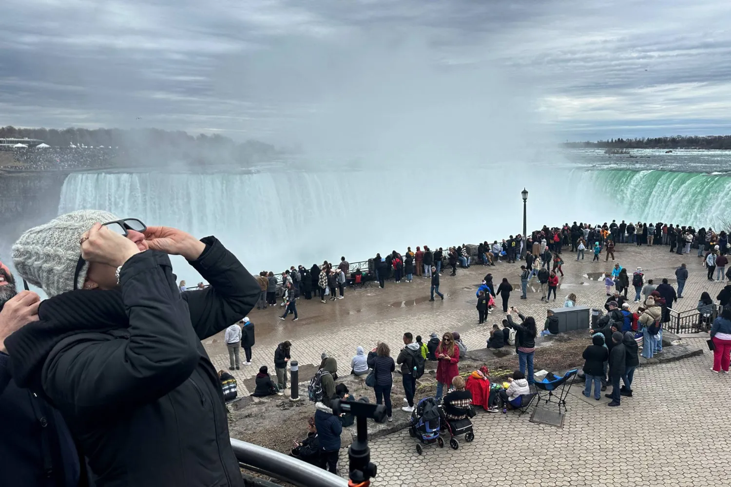 متفرجون يتابعون المسار من وسط شلالات نياجرا في كندا (رويترز)