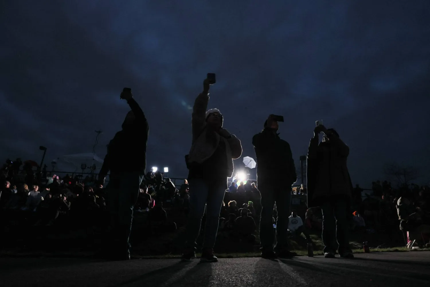 يستغرق الأمر نحو 80 دقيقة من اللحظة التي يبدأ فيها القمر في حجب الشمس حتى لحظة الكسوف الكلي (رويترز)