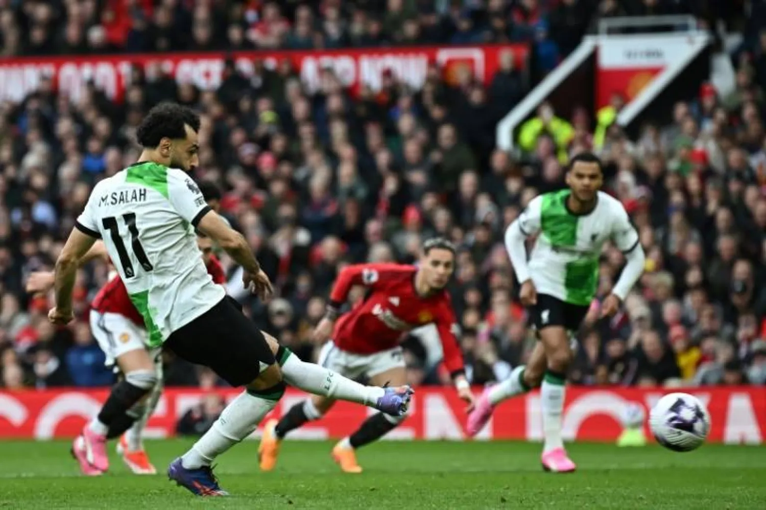 Mohamed Salah equalizes for Liverpool by converting a penalty against Manchester United - AFP