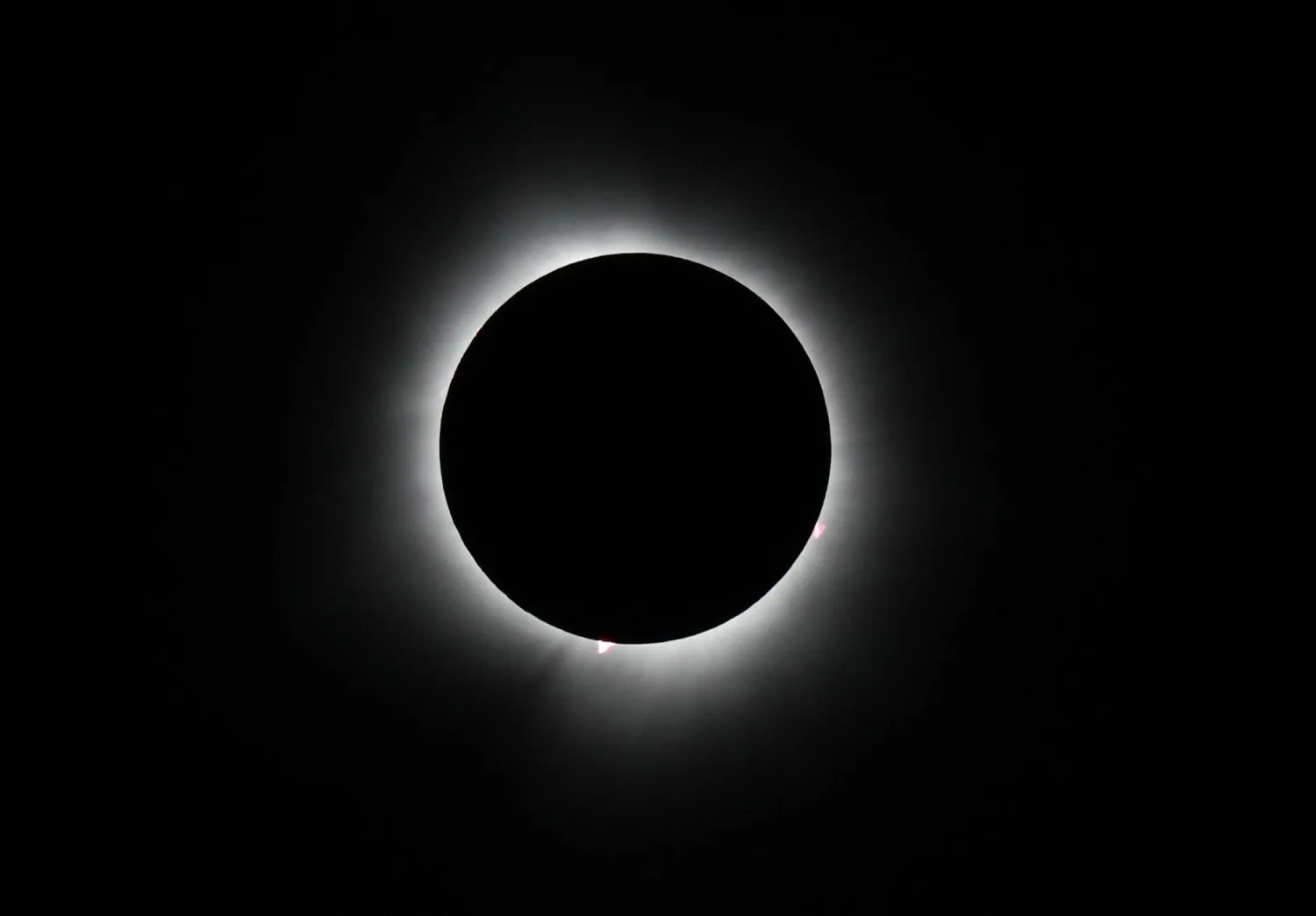 تصل الشمس إلى تمامها أثناء كسوف فيو هولتون (أ.ف.ب)