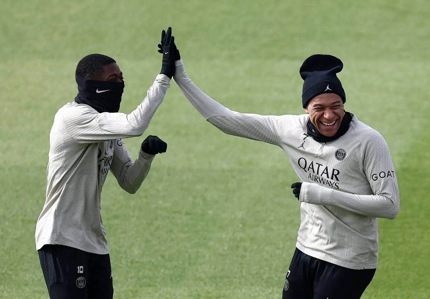 عثمان ديمبلي وكيليان مبابي خلال التحضيرات لمواجهة برشلونة (أ.ف.ب)