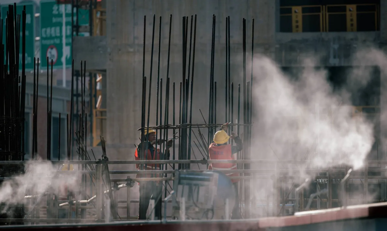 عمال في أحد مواقع البناء في مدينة شنغهاي الصينية (إ.ب.أ)