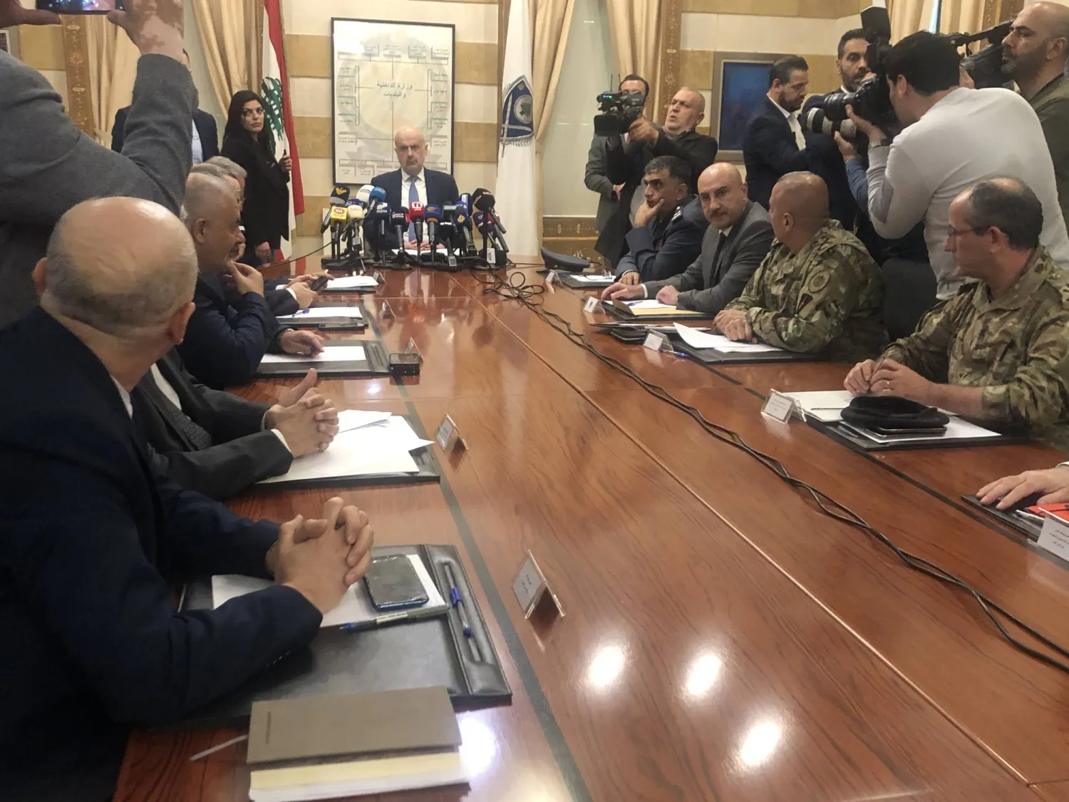 وزير الداخلية في حكومة تصريف الأعمال اللبنانية بسام مولوي خلال اجتماع لمجلس الأمن المركزي في بيروت (وكالة أنباء العالم العربي)