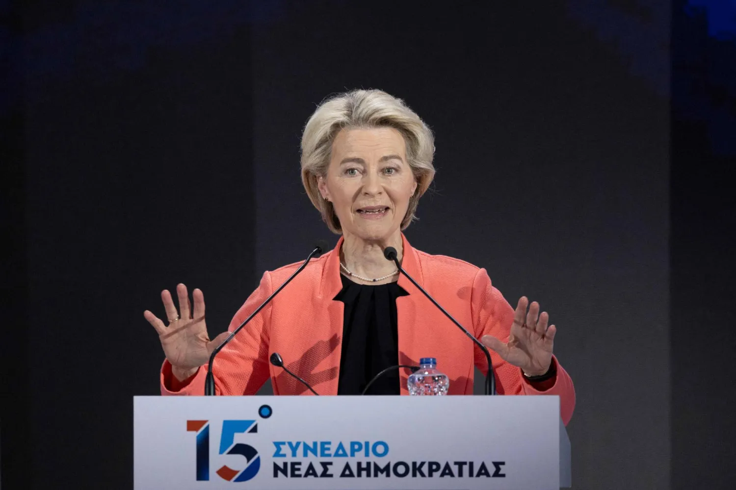 أورسولا فون دير لاين متحدثة في مؤتمر «حزب الديمقراطية العددية» في أثينا يوم 7 أبريل (أ.ف.ب)