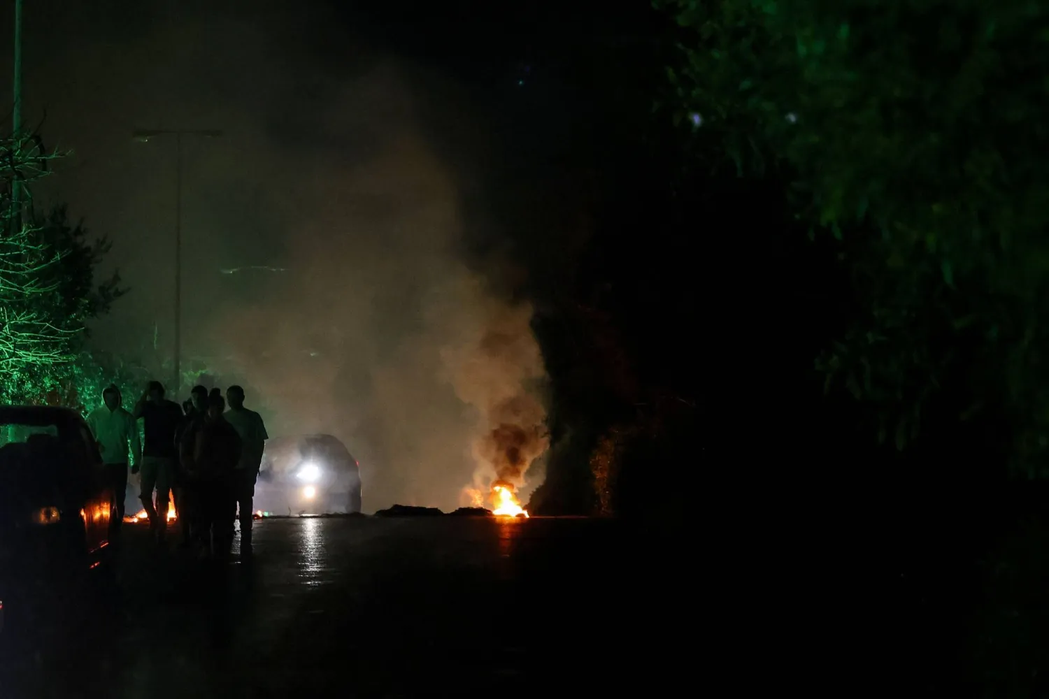 حرق إطارات احتجاجاً على مقتل باسكال سليمان في مدينة جبيل (أ.ف.ب)