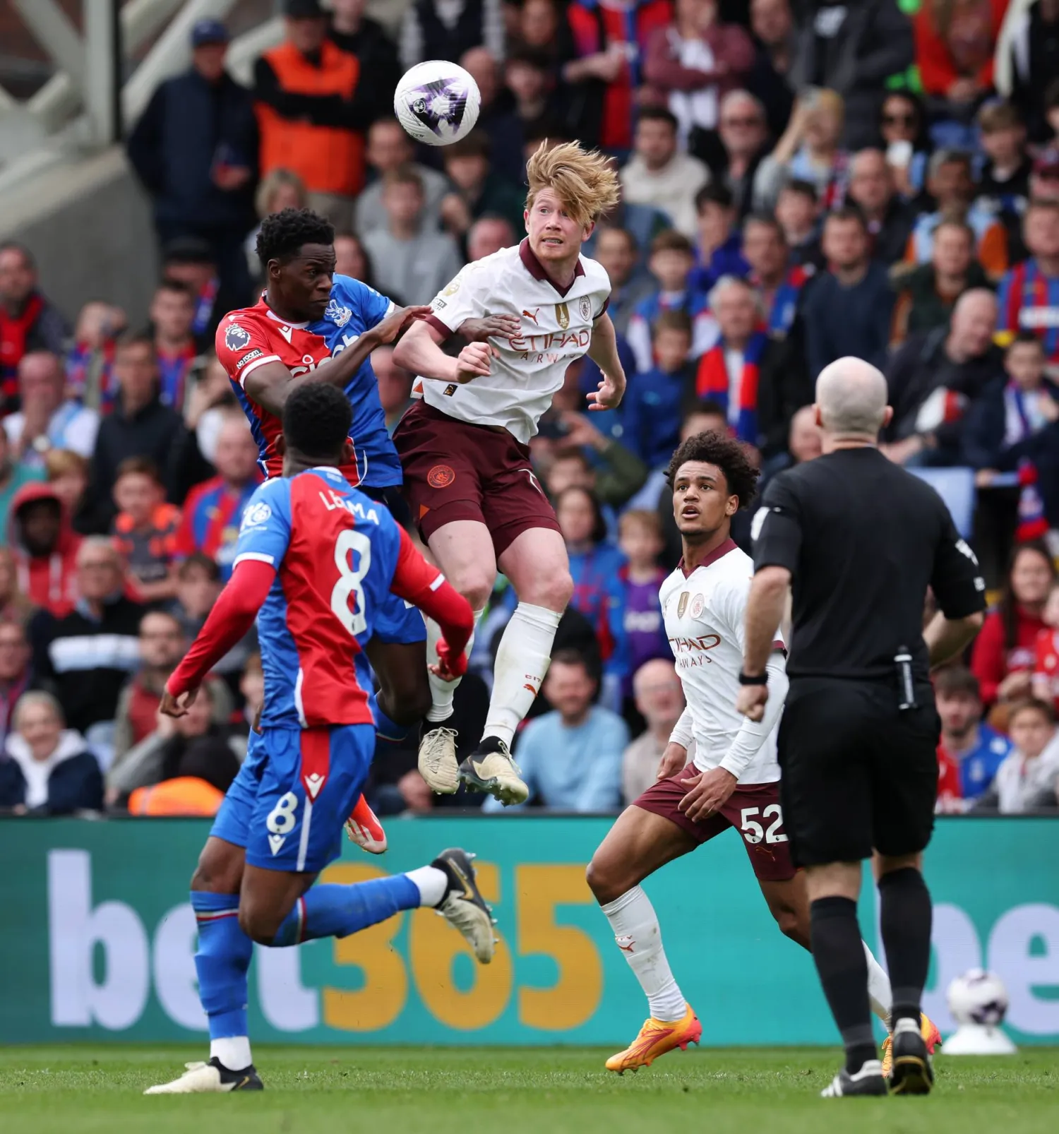 دي بروين يواصل تحقيق الانتصارات لمانشستر سيتي ويهز شباك كريستال بالاس مرتين (إ.ب.أ)