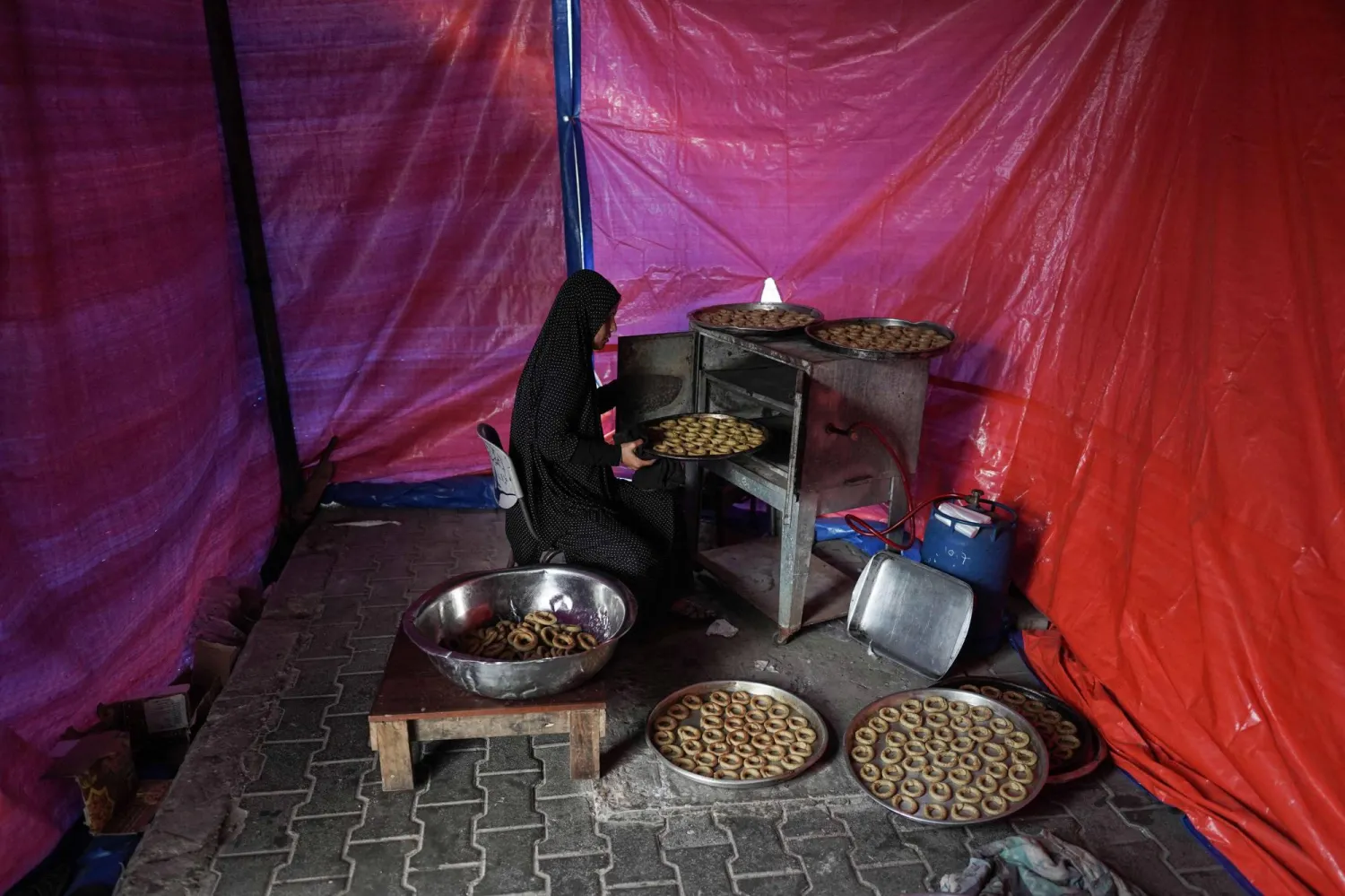 تجهيز صواني الكعك بأبسط الإمكانات (أ.ف.ب)