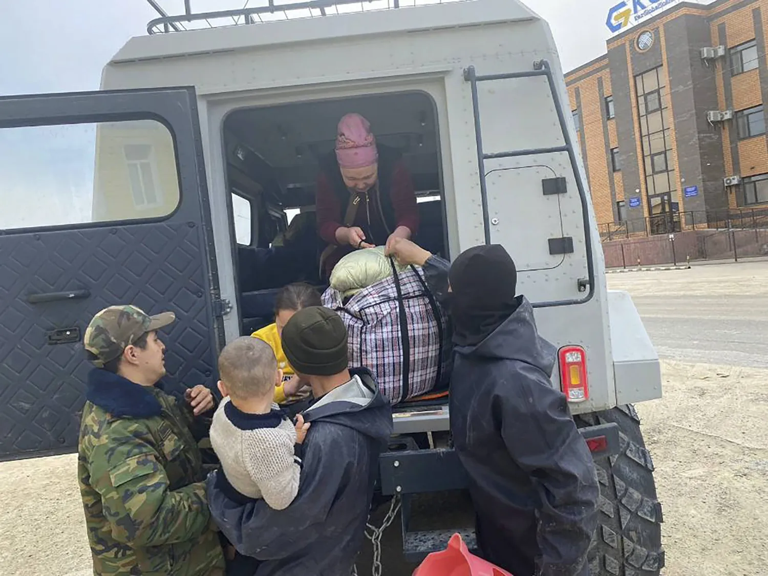 رجال إنقاذ تابعون لوزارة الطوارئ الكازاخستانية يقومون بإجلاء السكان من منطقة الفيضانات في كولساري بمنطقة زيلوي في أتيراو بكازاخستان في 8 أبريل 2024 (إ.ب.أ)