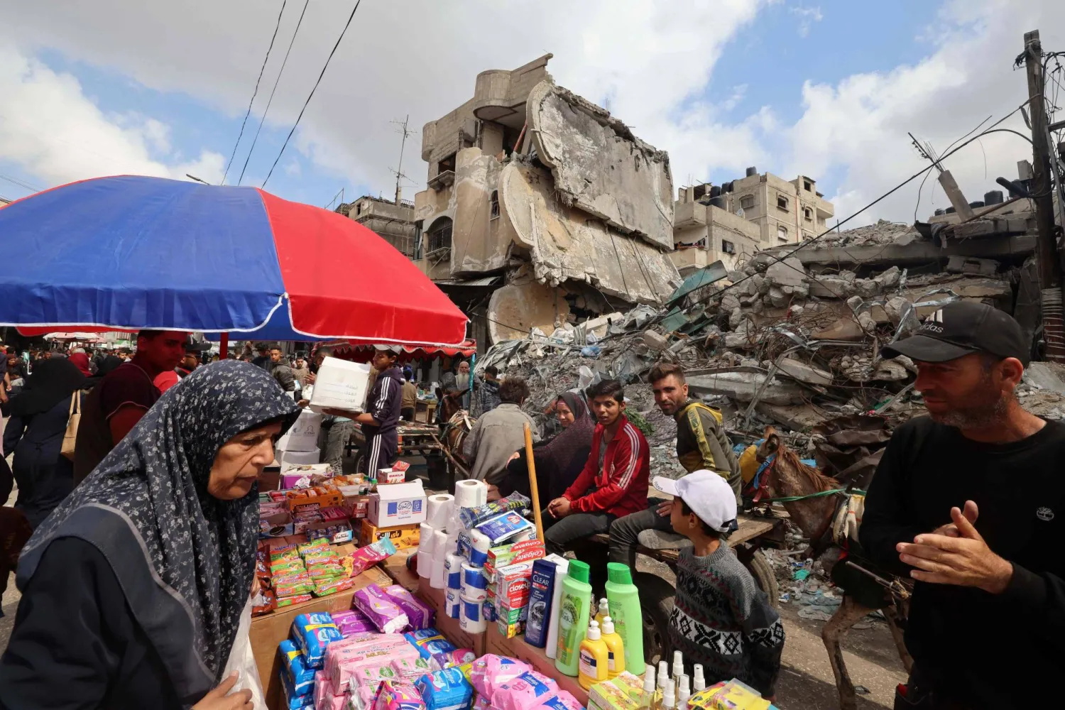 مستلزمات العيد وسط السوق التي يحيط بها دمار الحرب من كل جانب (أ.ف.ب)