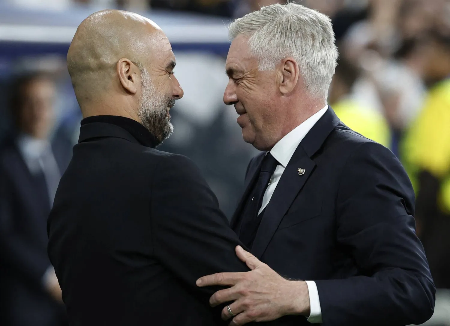 أنشيلوتي وغوارديولا يتبادلان التحية قبل المباراة (رويترز)