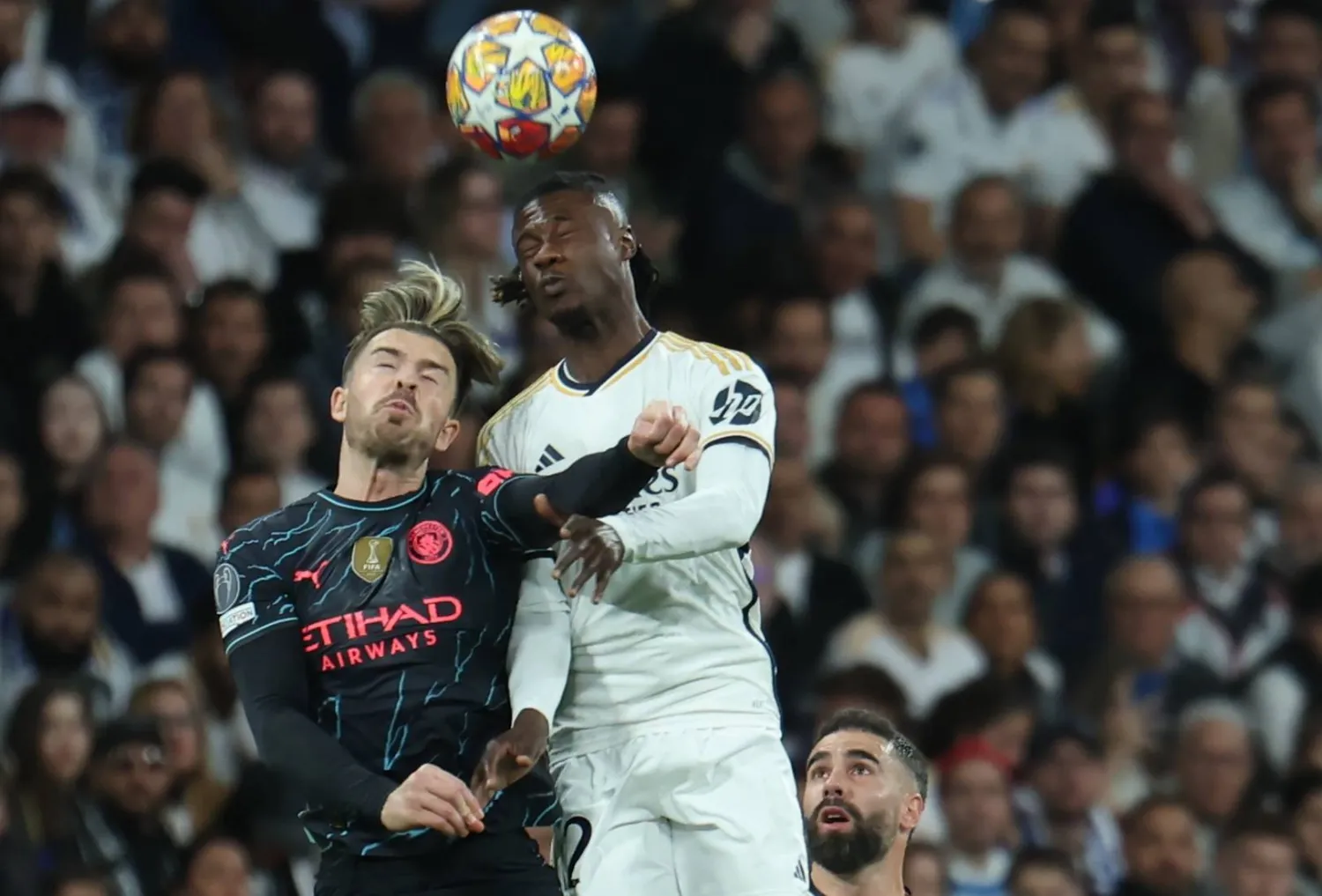 كامافينغا وغريليتش في صراع هوائي على الكرة (إ.ب.أ)